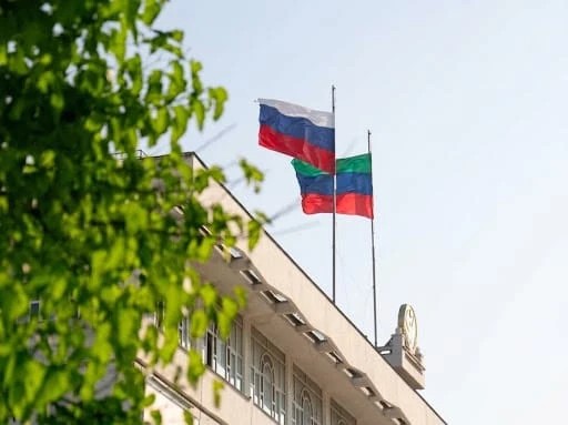 Замминистра здравоохранения Дагестана поздравил с Днём флага