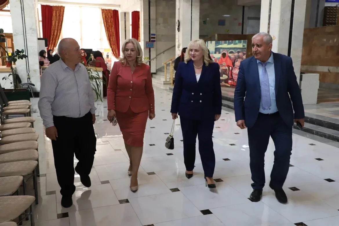 Жанна Алексеева посетила Национальную библиотеку Дагестана