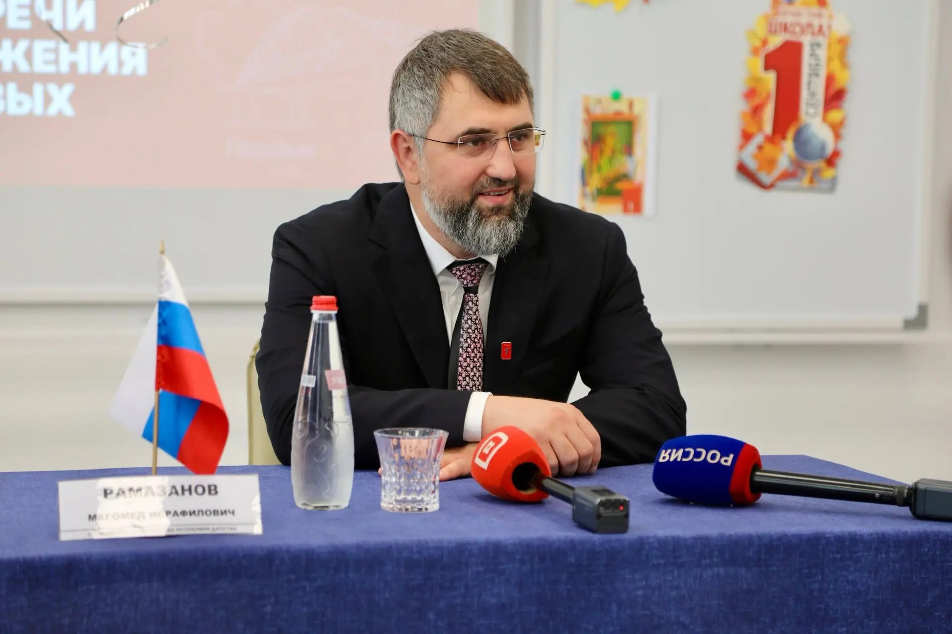 Магомед Рамазанов пообщался с учениками в Байрамауле