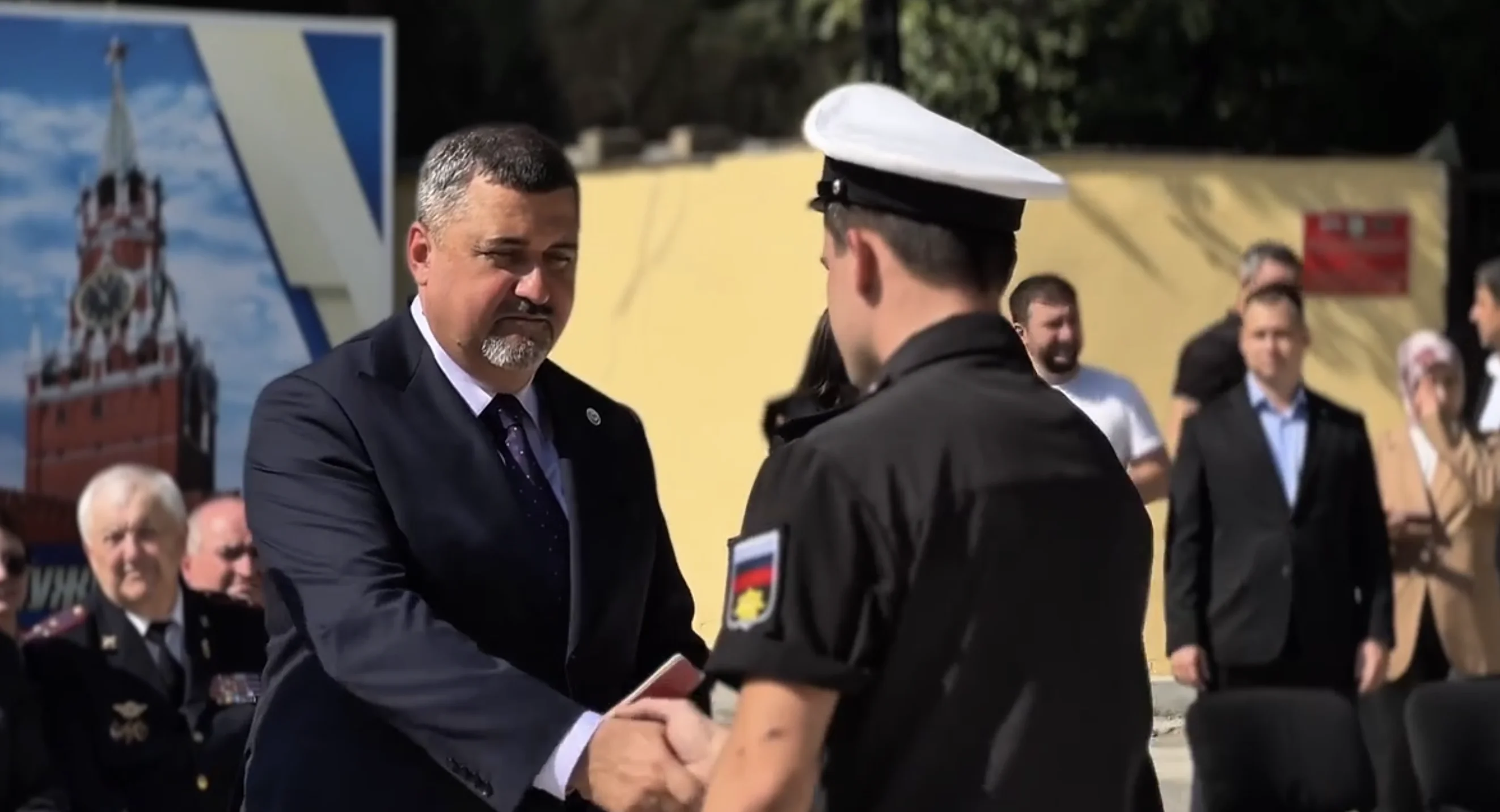 Фёдор Щукин вручил военные билеты выпускникам ДГТУ