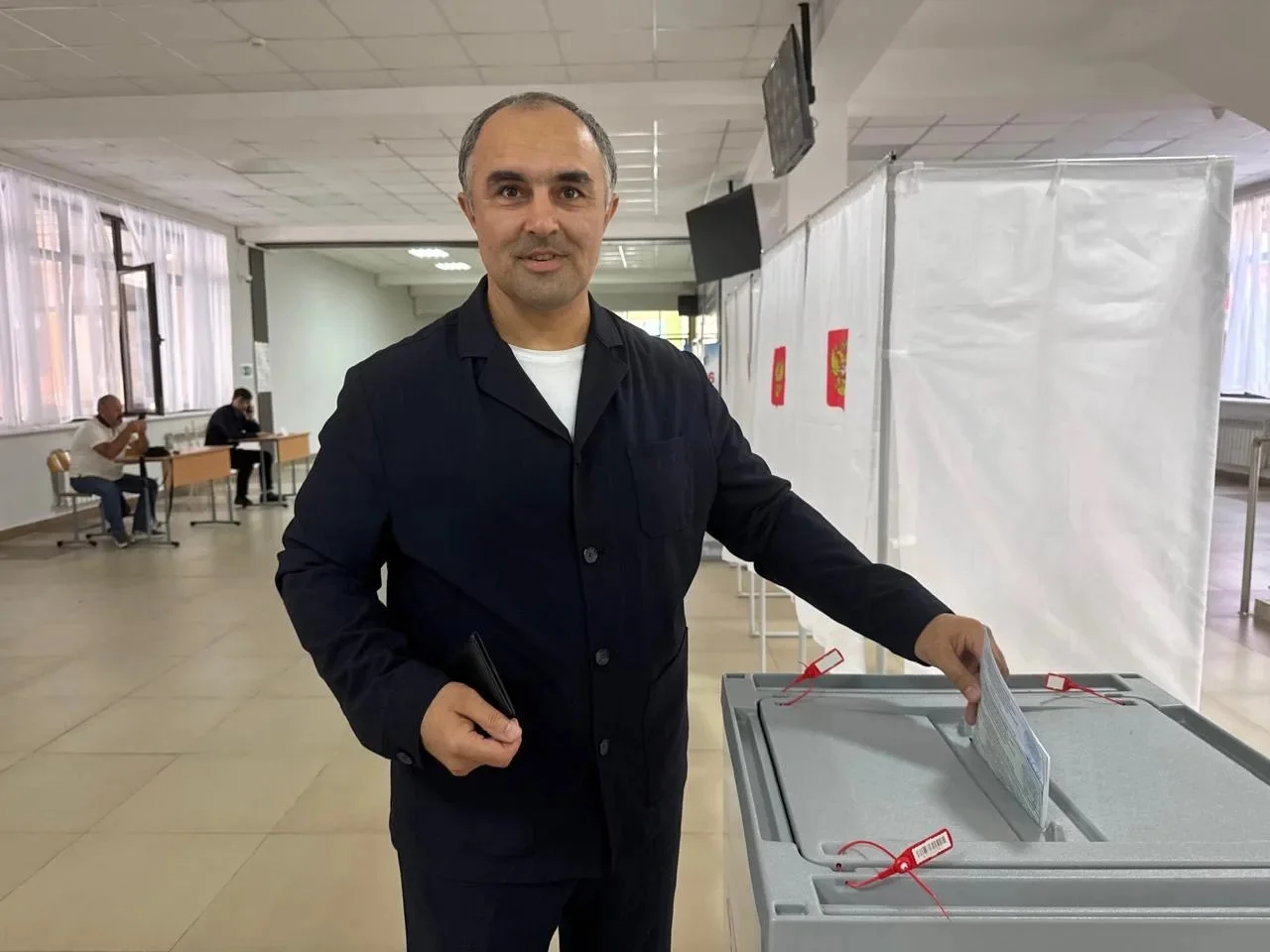Юрий Гамзатов проголосовал на выборах-2026 в Дагестане