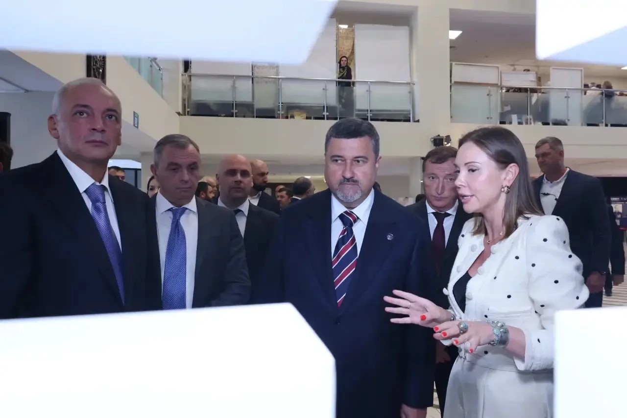 Магомедсалам Магомедов и Фёдор Щукин осмотрели выставку «СВОИ»