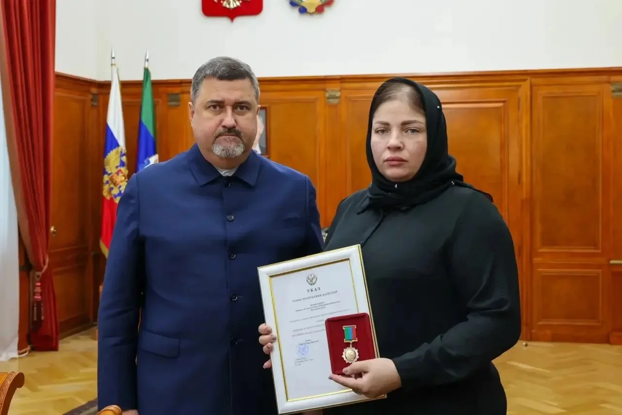 Фёдор Щукин передал награды вдове Героя России