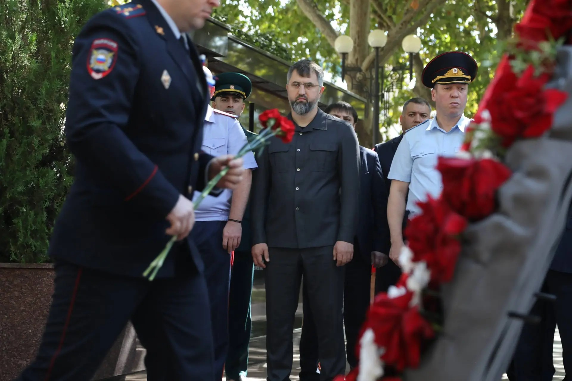 Магомед Рамазанов возложил цветы к мемориалу в Махачкале