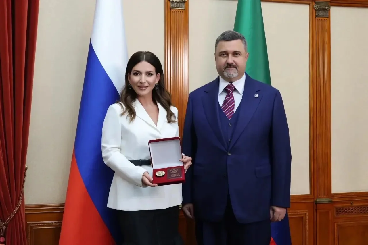 Фёдор Щукин вручил Жасмин награду за помощь Дагестану
