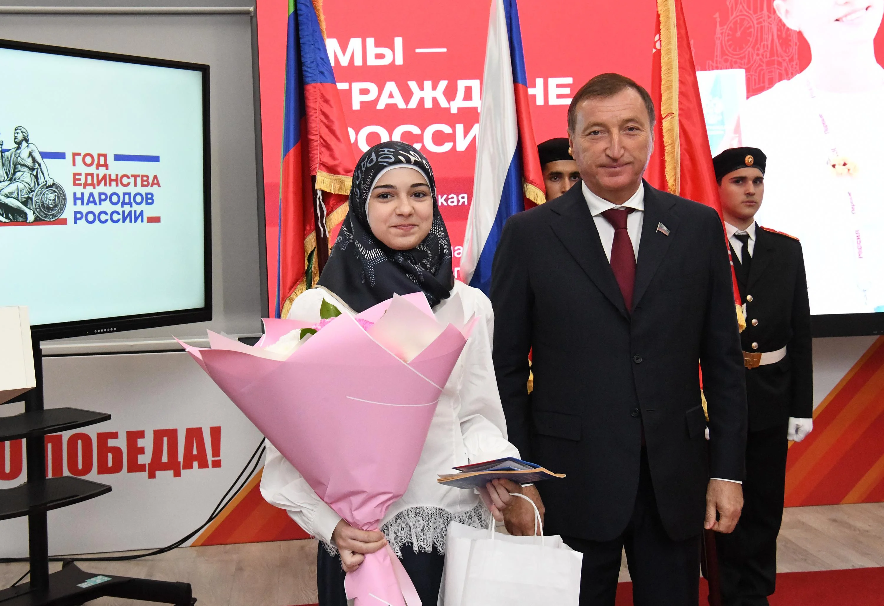 Заур Аскендеров вручил паспорта 17 школьникам Дагестана