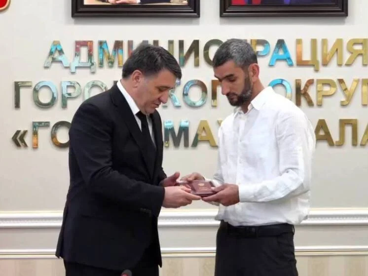 Глава Махачкалы вручил ордена Мужества семьям погибших