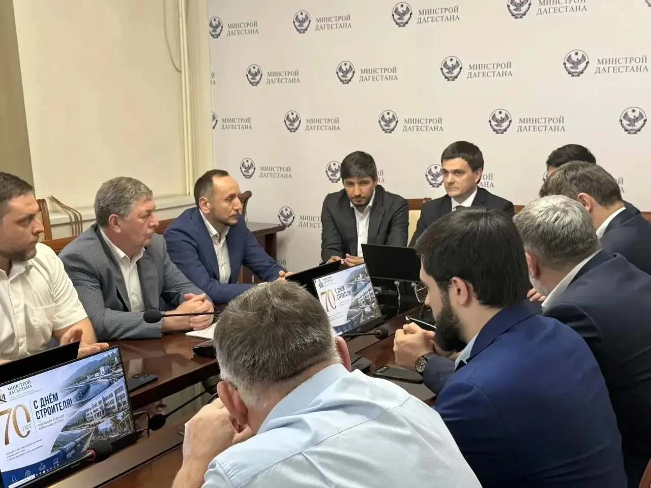 Анвара Шамилова представили коллективу Минстроя Дагестана