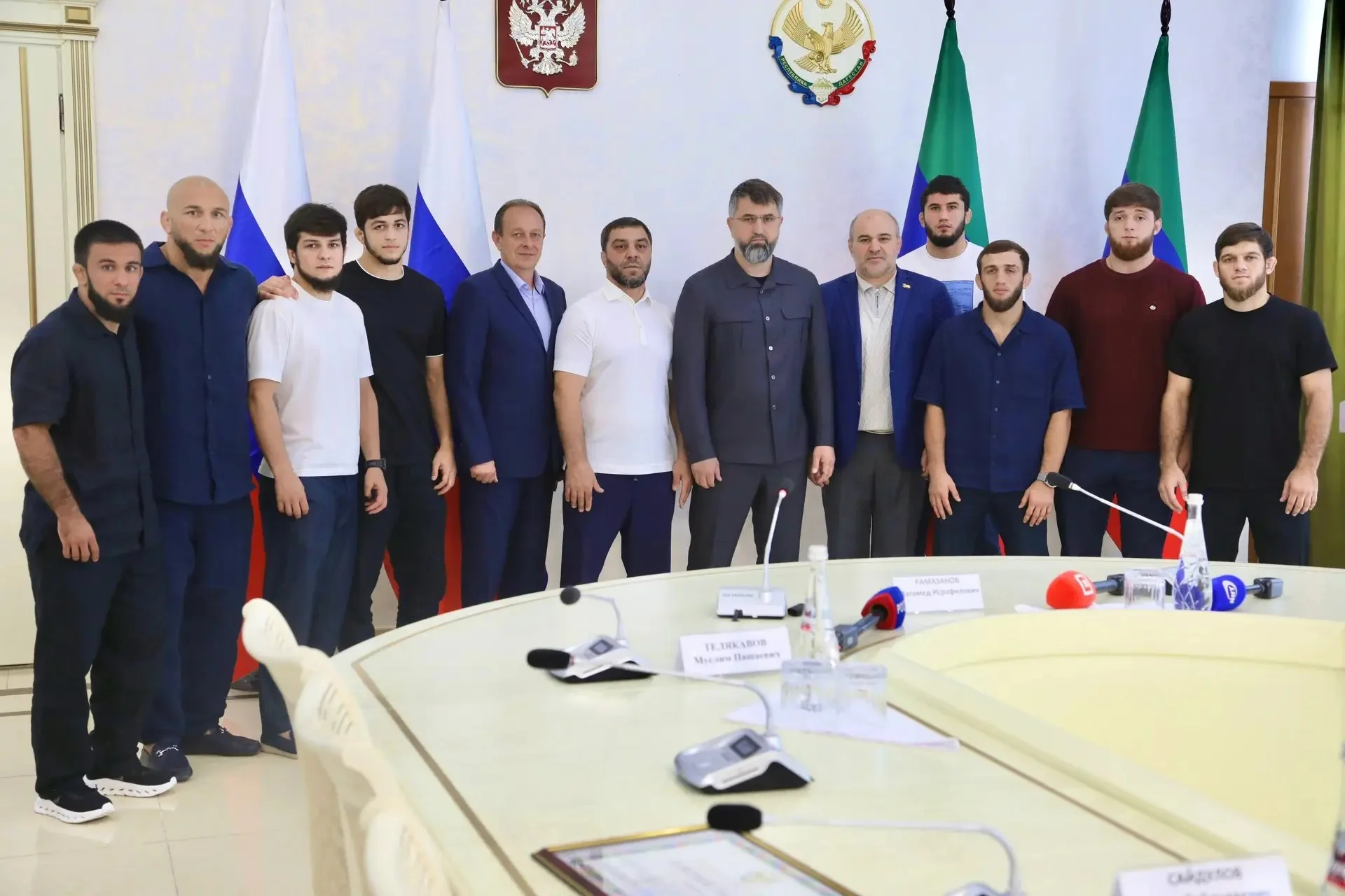 Магомед Рамазанов наградил дагестанских борцов за победы