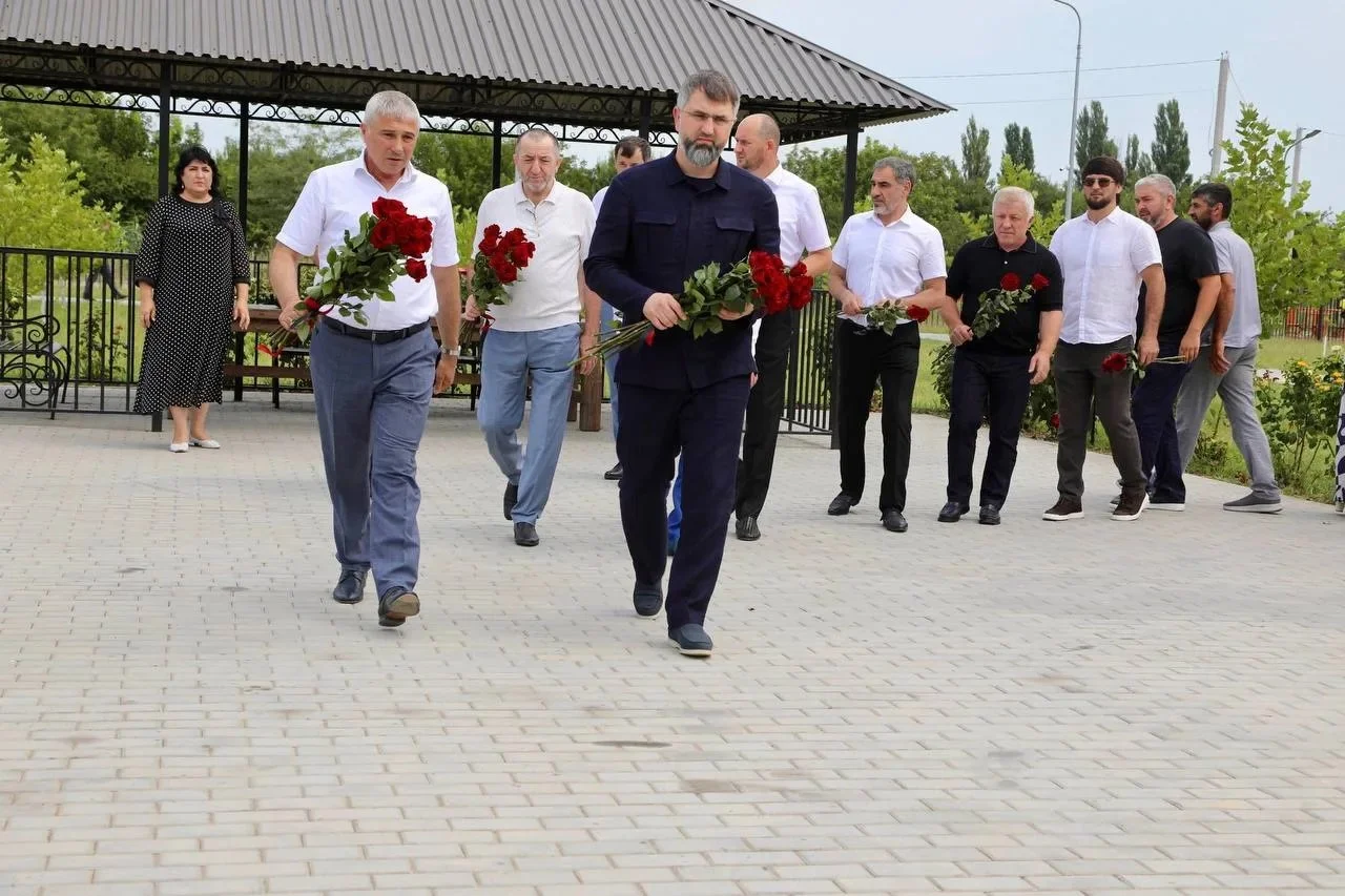 Магомед Рамазанов возложил цветы в Саду памяти
