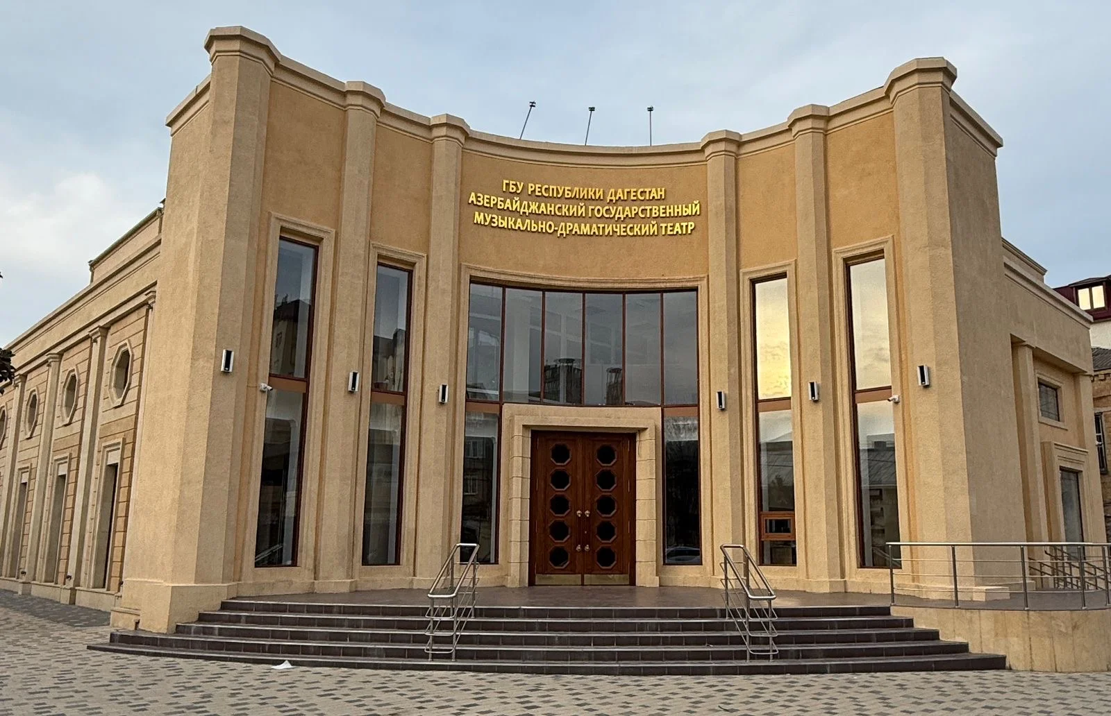 Имя Муслима Магомаева присвоят драмтеатру в Дербенте