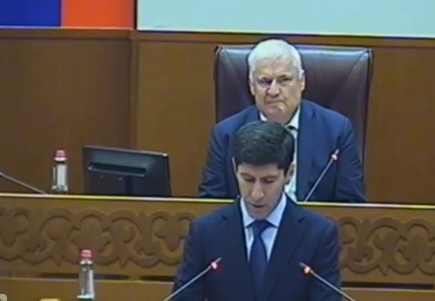 Парламент Дагестана сформирован из представителей трех основных партий, сообщил Магомед Дибиров