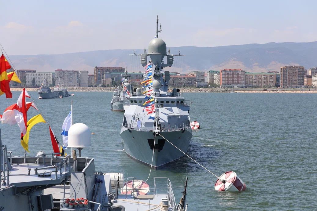В Каспийске начался Парад ВМФ
