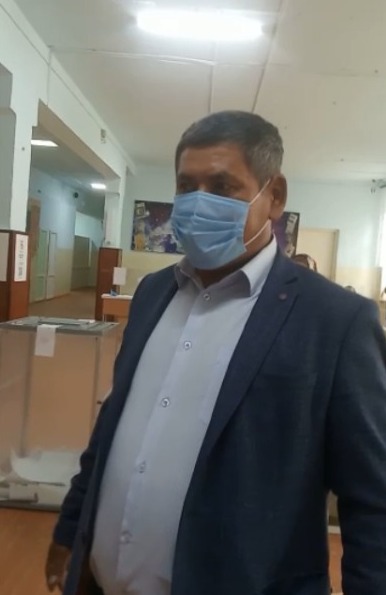 В Ногайском районе первым на избирательный участок пришел Келди-Мурат Шамаров