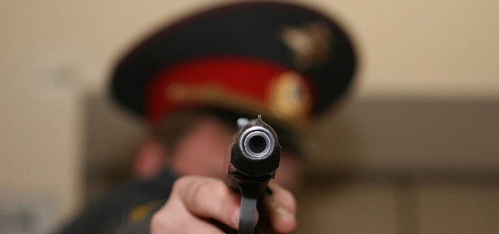 В Каспийске полицейский случайно застрелил 43-летнего мужчину