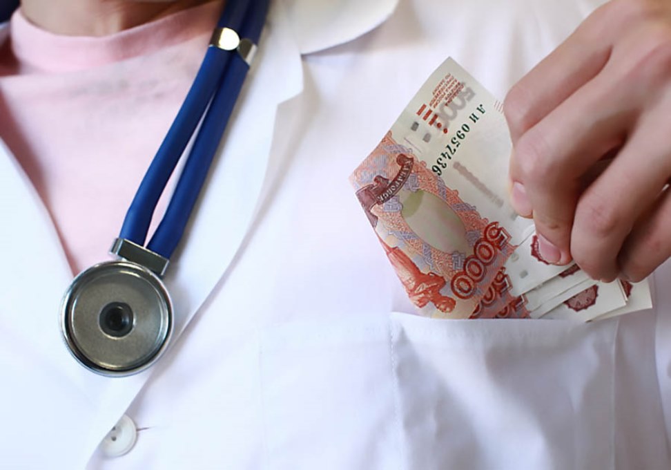 Детский врач из дербентской клиники подозревается в вымогательстве денег за операцию ребенку
