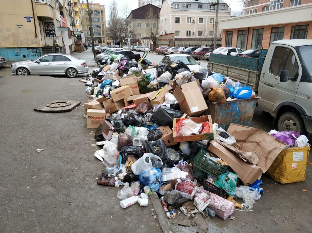 По вопросам мусорного коллапса в мэрии Махачкалы проходит совещание