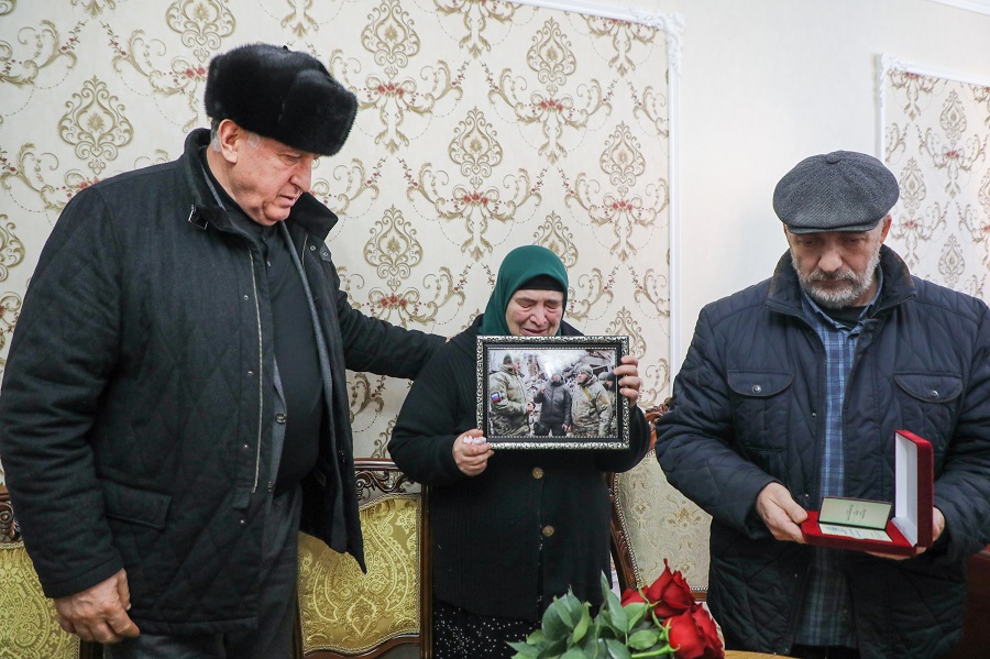 Абдулмуслим Абдулмуслимов вручил родителям погибшего в ЛНР Юнуса Магомедова Орден «За заслуги перед Республикой Дагестан»