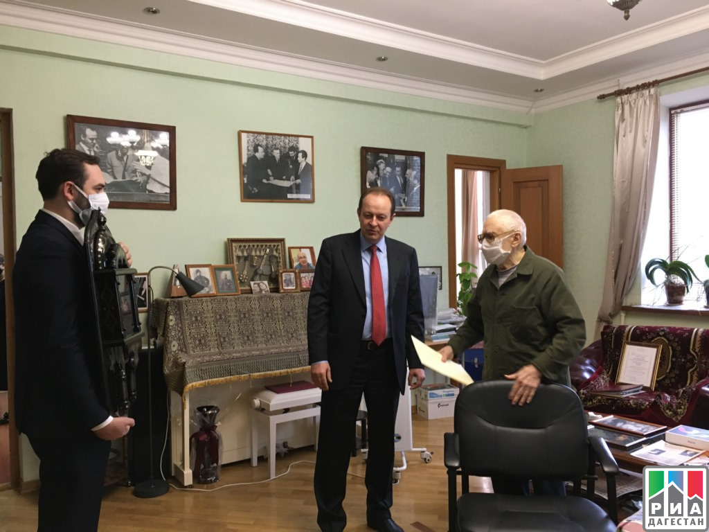 Мурад Кажлаев получил поздравительный̆ адрес от Сергея Меликова по случаю 100-летия  ДАССР
