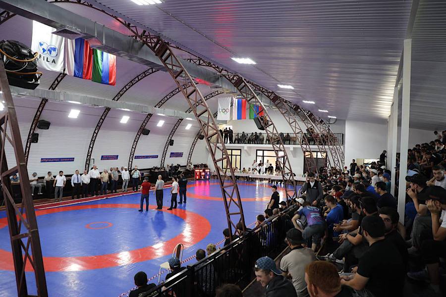 Абдулмуслим Абдулмуслимов поприветствовал участников  чемпионата Ахвахского района по вольной борьбе