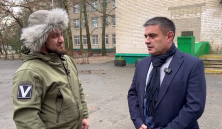 Абубакар Мирзабалаев учит детей в г. Мелитополь