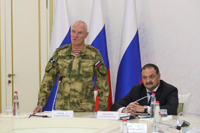 Меликов и Захаров вручали ордена Мужества и другие госнаграды военнослужащим