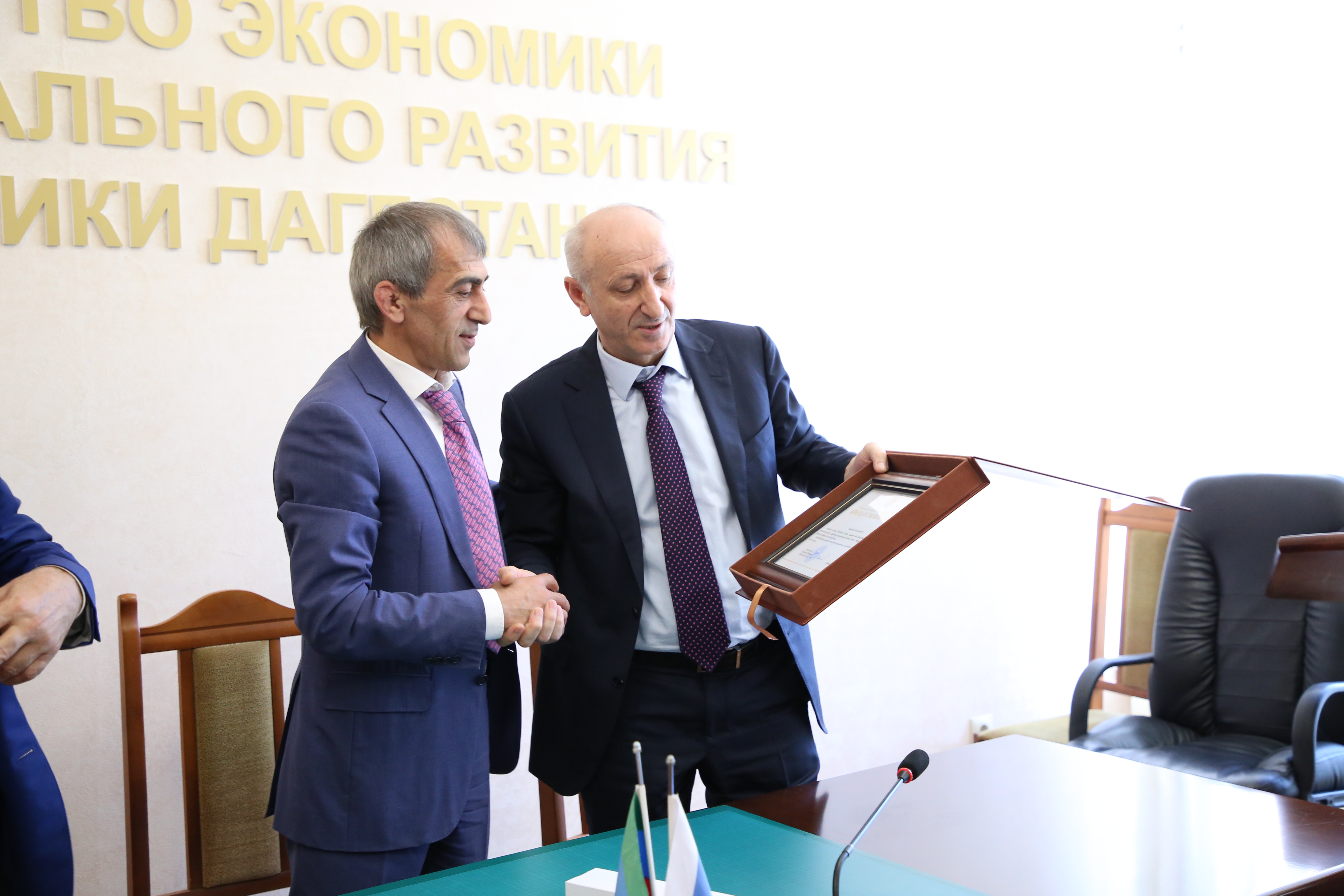 Министру экономики и территориального развития Дагестана вручили высшую награду НС РД