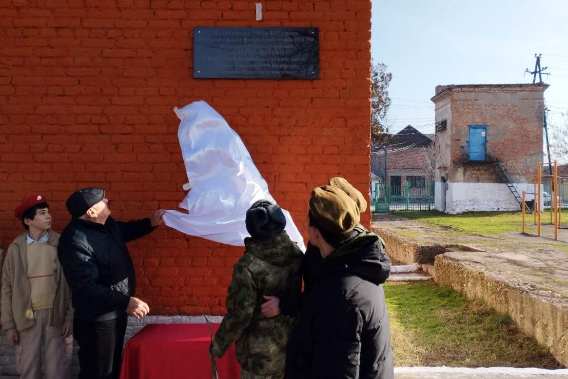 Мемориальную доску памяти росгвардейца открыли в Дагестане