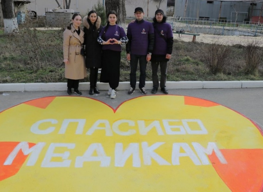 В Махачкале по инициативе молодежи появился арт-объект – оранжевое сердце