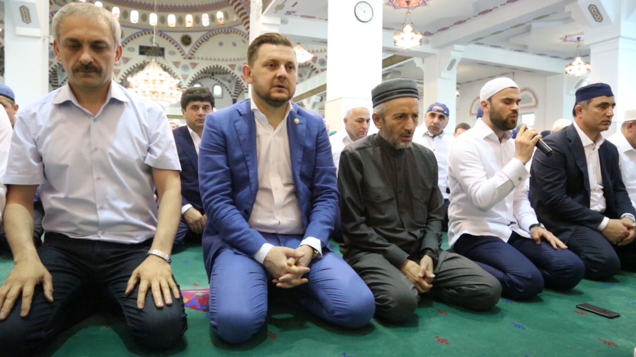 В Центральной джума-мечети Махачкалы состоялся праздничный намаз в честь праздника Ураза-байрам