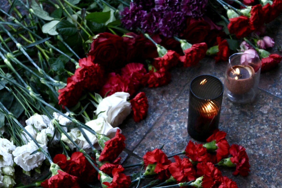 В Махачкале организовали стихийный мемориал в память о погибших после взрыва на АЗС