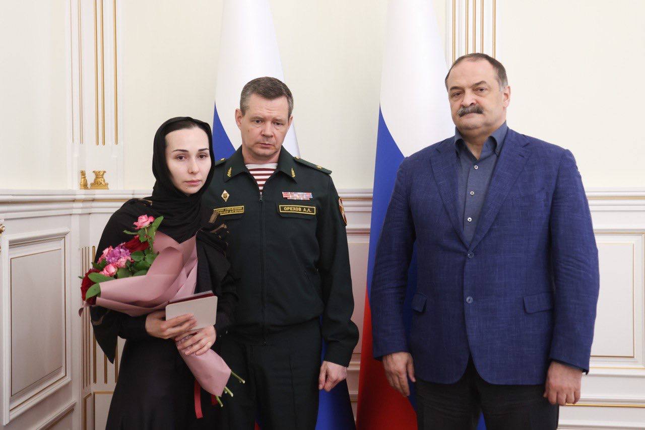 Сергей Меликов передал госнаграды родным участников СВО