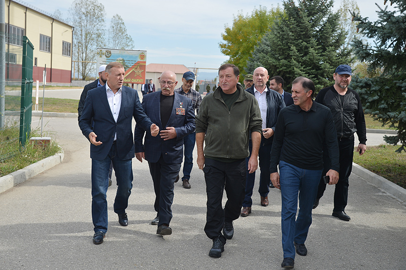 Заур Аскендеров посетил сборный пункт временного пребывания военнослужащих в с. Шали ЧРДиана Муталибова