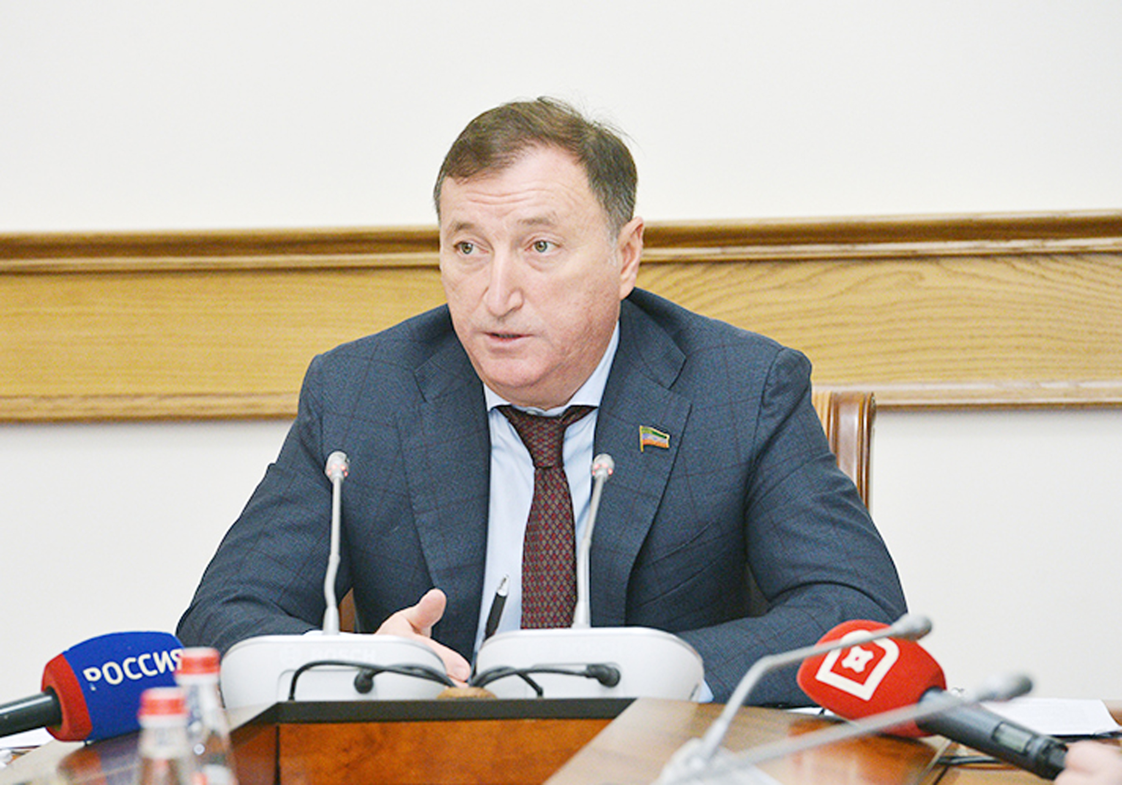 Заур Аскендеров провел совещание, посвященное ходу проведения капитального ремонта детских садов