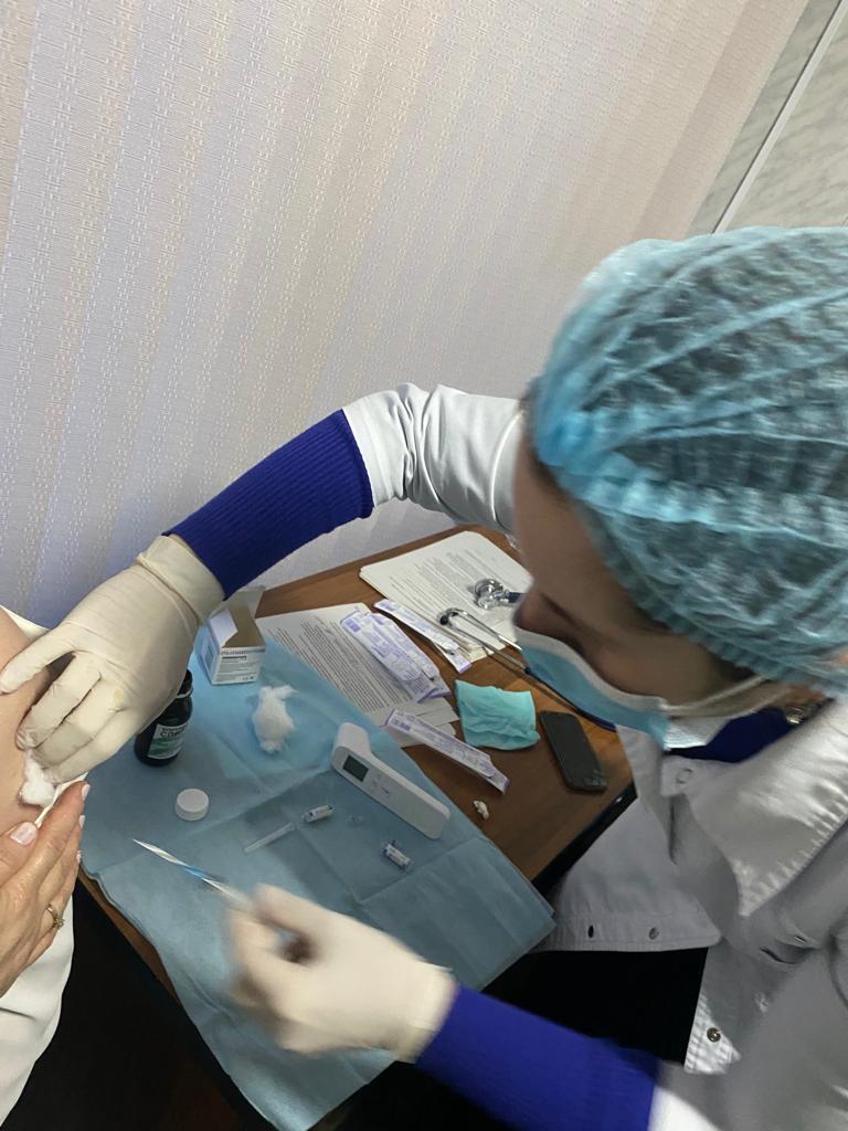 В Дагестане 50 многодетных мам прошли вакцинацию от коронавируса в День матери