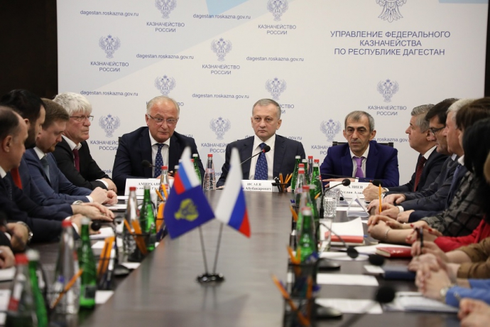 Абдулпатаха Амирханова представили коллективу Управления Федерального казначейства по РД