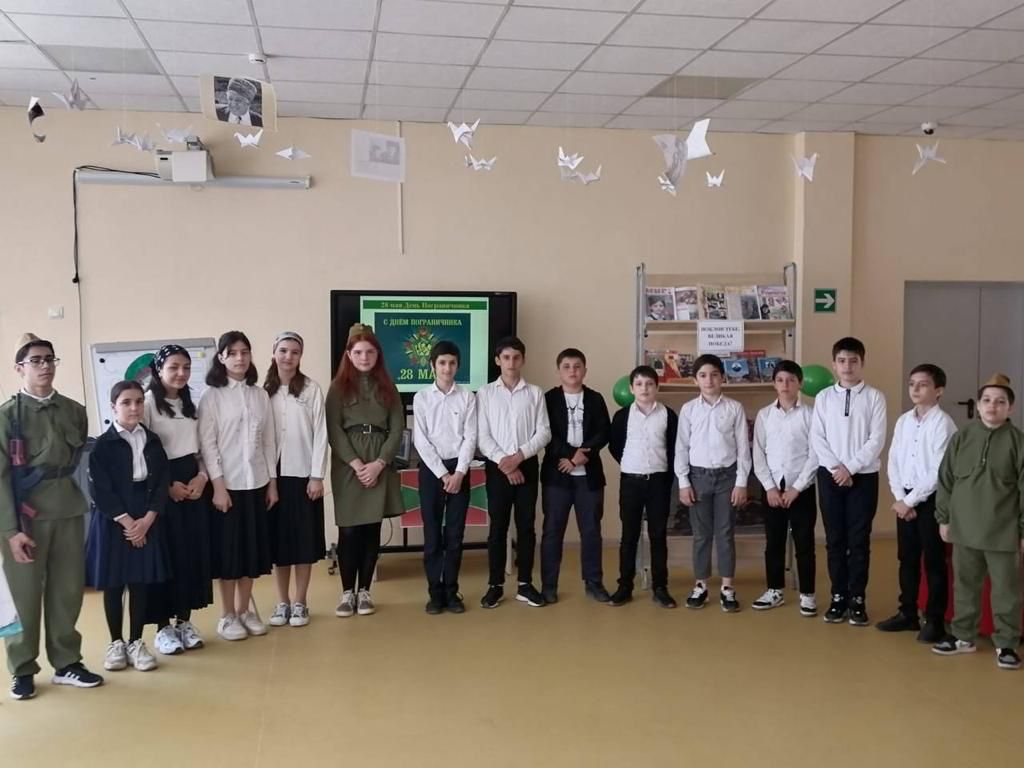 В школах Махачкалы проходят тематические уроки приуроченные ко Дню пограничника