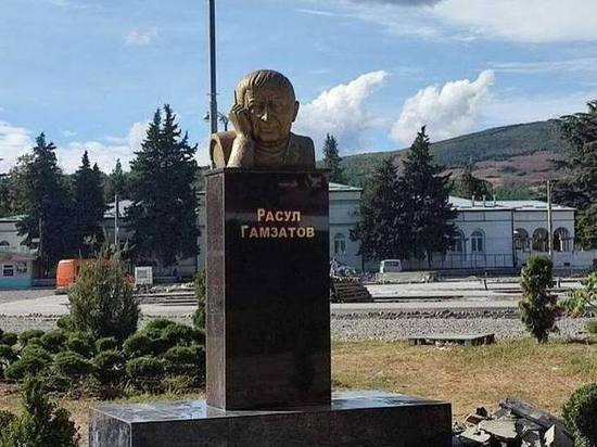 В Южной Осетии увековечили память Расула Гамзатова