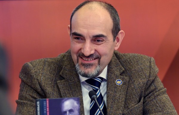 Коллектив Минобрнауки РД поздравил руководителя с юбилеем
