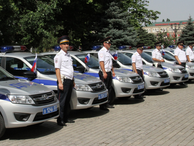 Руководитель МВД Дагестана вручил ключи от новых автомобилей