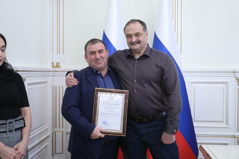 Представители 12 общественных организаций награждены памятными именными часами Главы РД