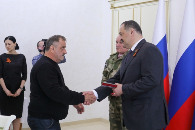 Сергей Меликов и Сергей Захаров передали награды родственникам погибших военнослужащих на Украине