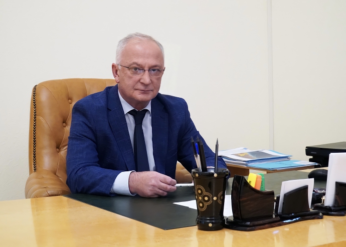 Амирханов поздравил работников и ветеранов налоговой службы с их праздником