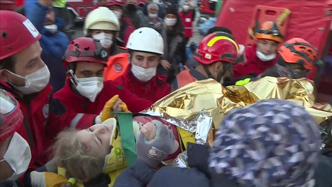 В Измире спасатели спустя три дня нашли живого ребенка