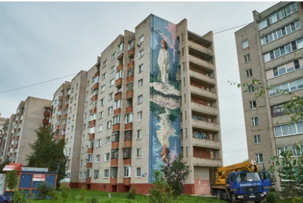 Один из домов в Великом Новгороде украсила работа известного художника из Махачкалы