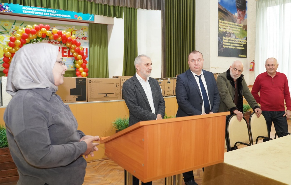 Подарили колледжу компьютеры