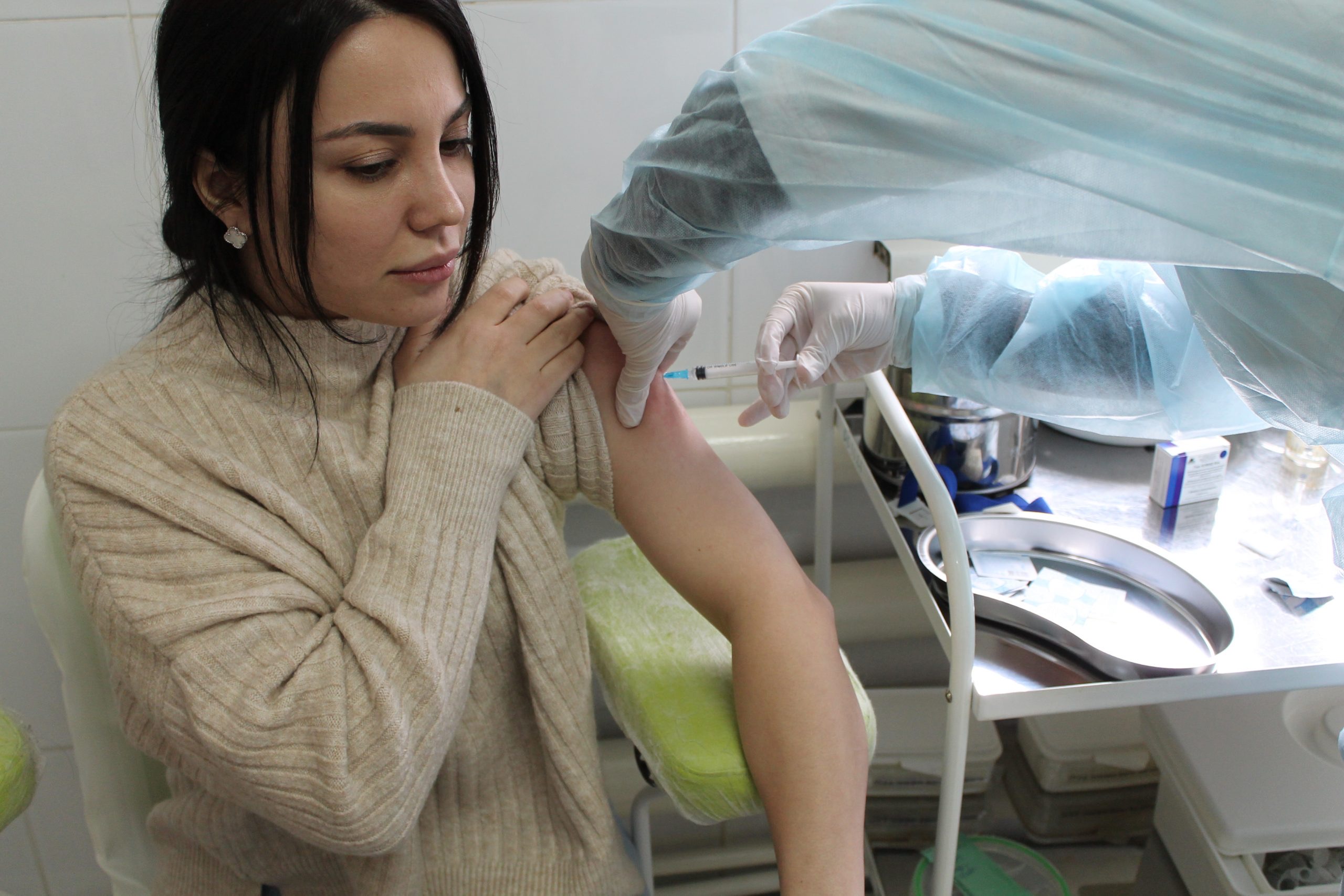 Сотрудники и свыше 10 студентов-медиков ДГМУ  привились от коронавируса