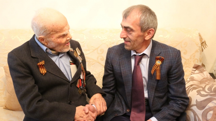 Руслан Алиев поздравил ветерана Ахмед-Наби Апашева с Днём Победы