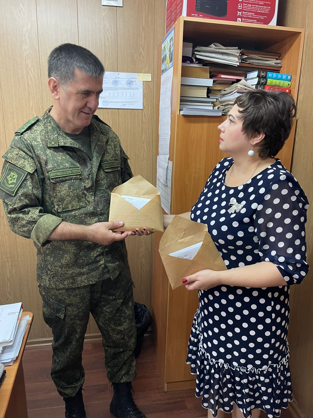 Учащиеся Красновосходской школы Кизлярского района передали письма военнослужащим