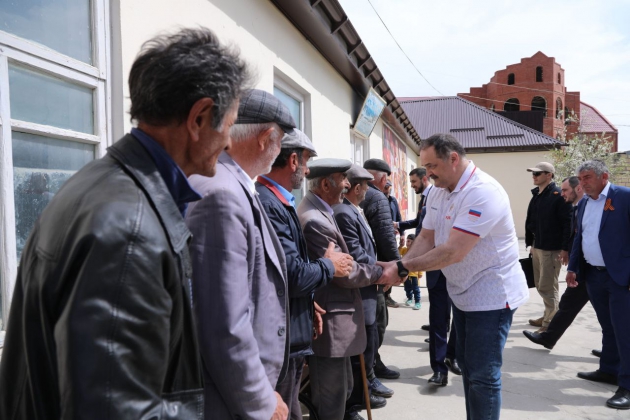 В селе Муги Глава Дагестана пообщался с местными жителями